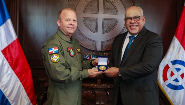 Director Sostiene  Encuentro Con Comandante Genera Thumbnail